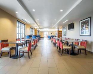 comfort suites airport university