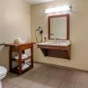 comfort suites airport university