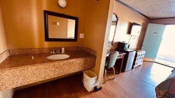 currys motel by oyo saginaw mi