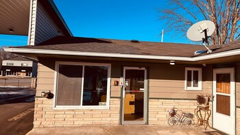 currys motel by oyo saginaw mi