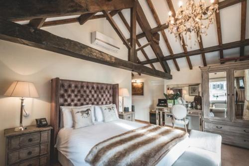 the saddle room restaurant