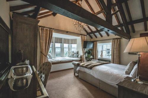 the saddle room restaurant