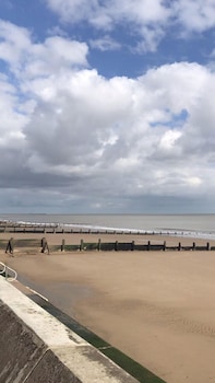 frinton escapes