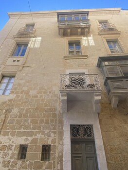 tritoni borgo suites valletta