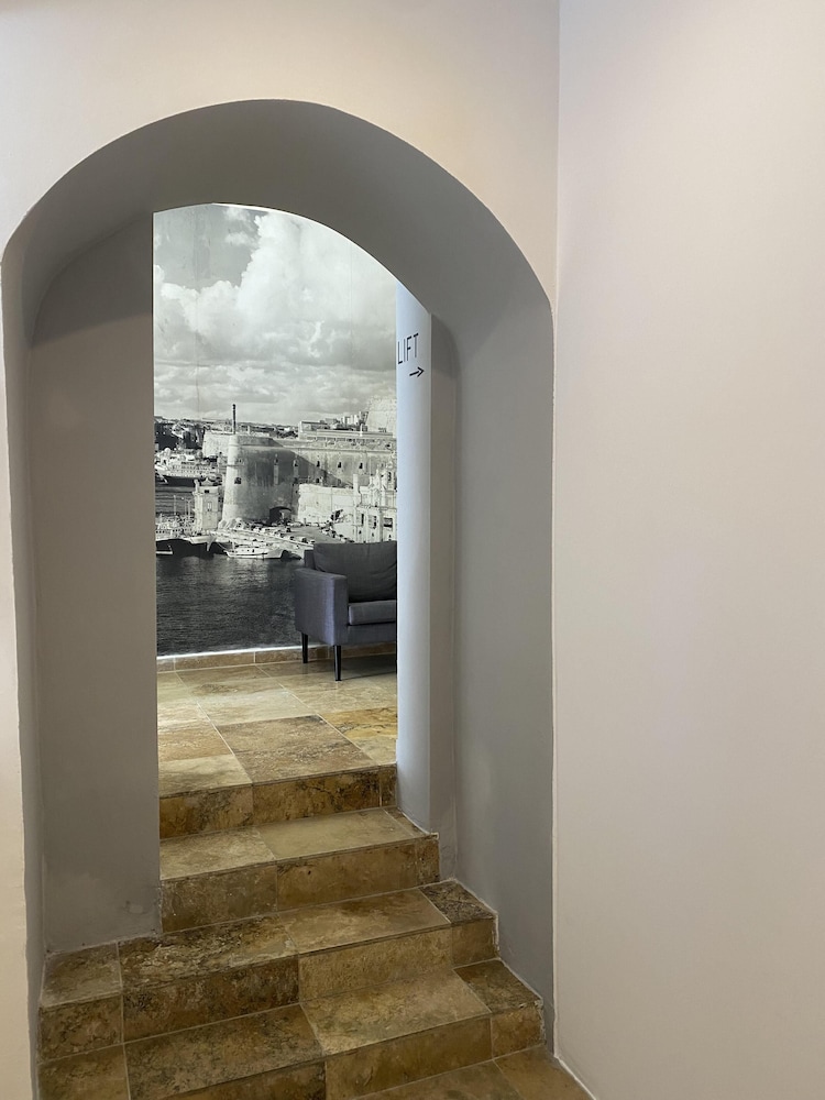 tritoni borgo suites valletta