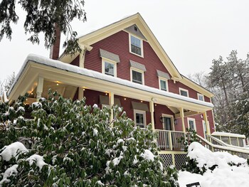 The Aurora Inn & Cottages,Near Bear Notch Ski Touring Center,2 star