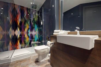 village hotel bracknell