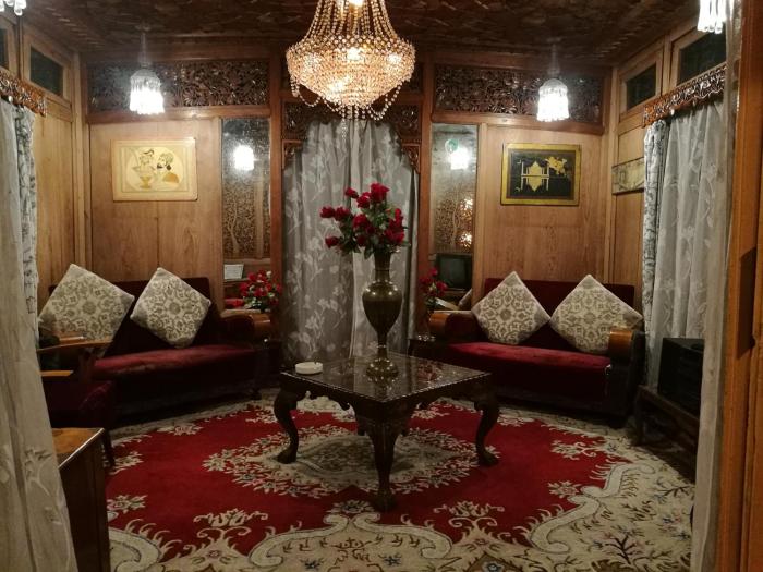 house boat hardy palace