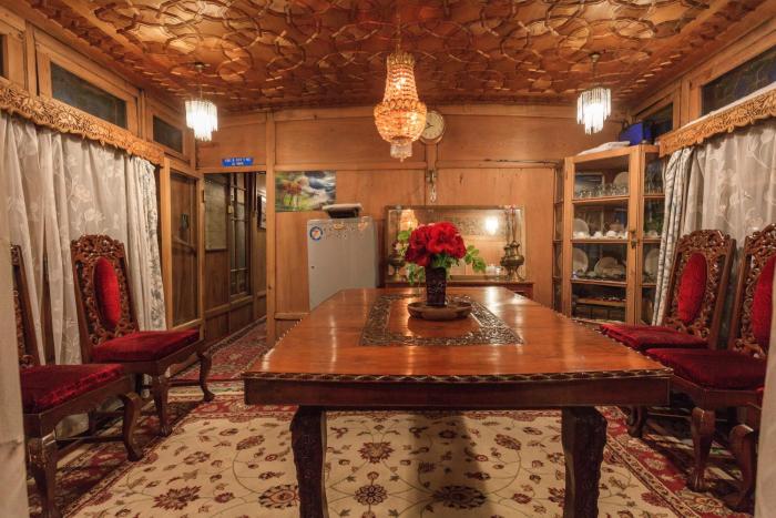 house boat hardy palace