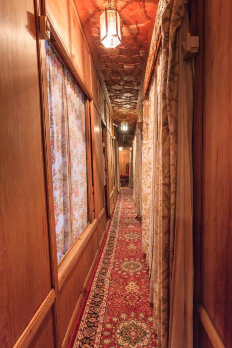 house boat hardy palace