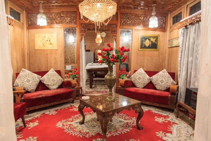 house boat hardy palace