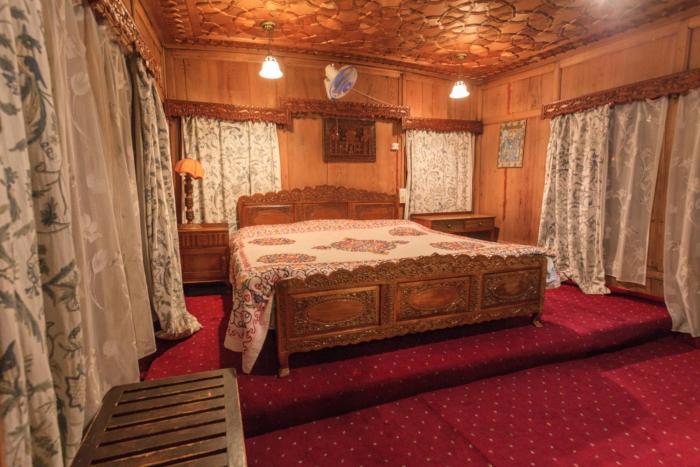 house boat hardy palace