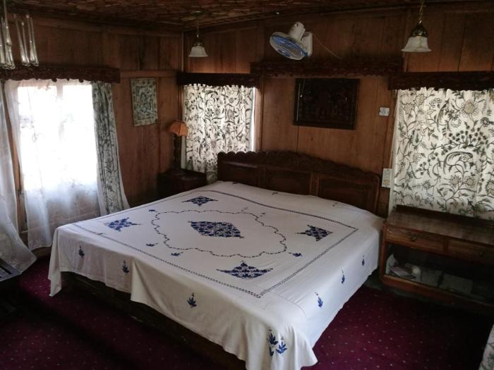 house boat hardy palace