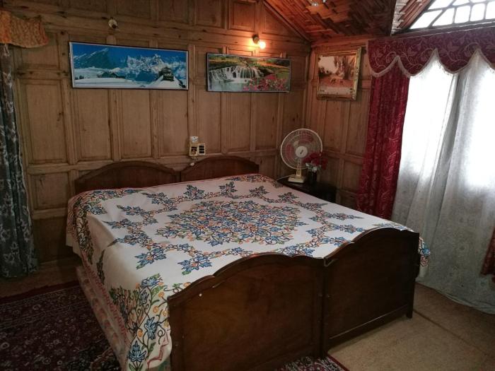 house boat hardy palace