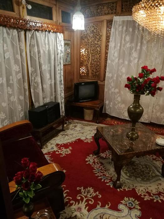 house boat hardy palace