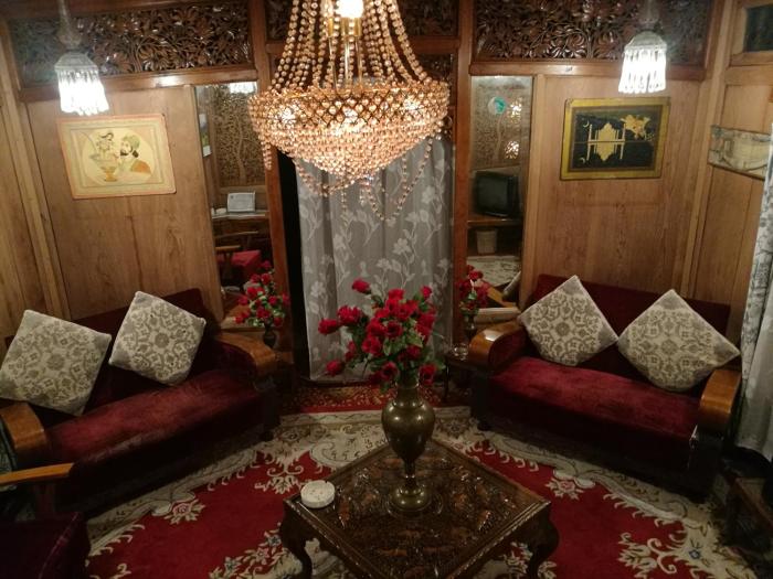 house boat hardy palace