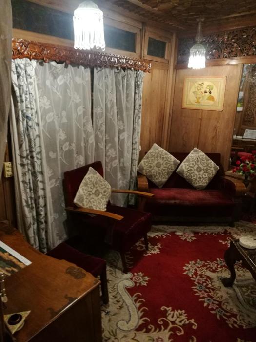 house boat hardy palace