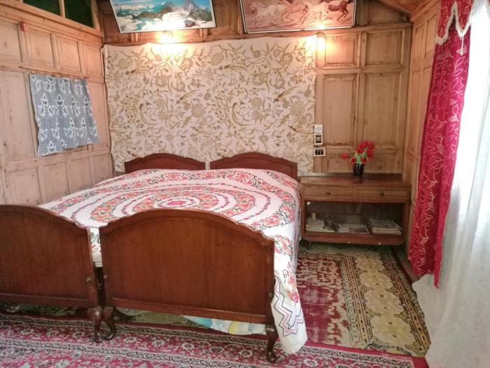 house boat hardy palace