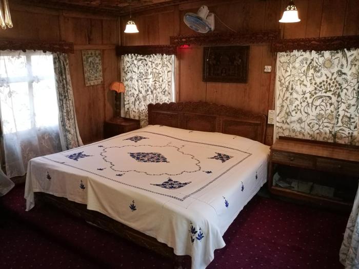 house boat hardy palace