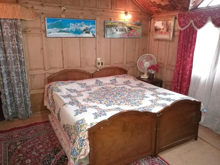 house boat hardy palace