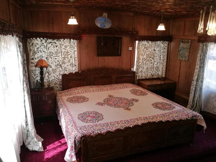 house boat hardy palace