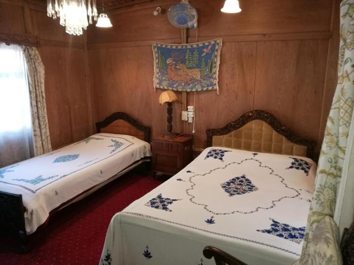 house boat hardy palace