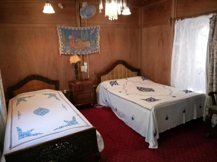 house boat hardy palace