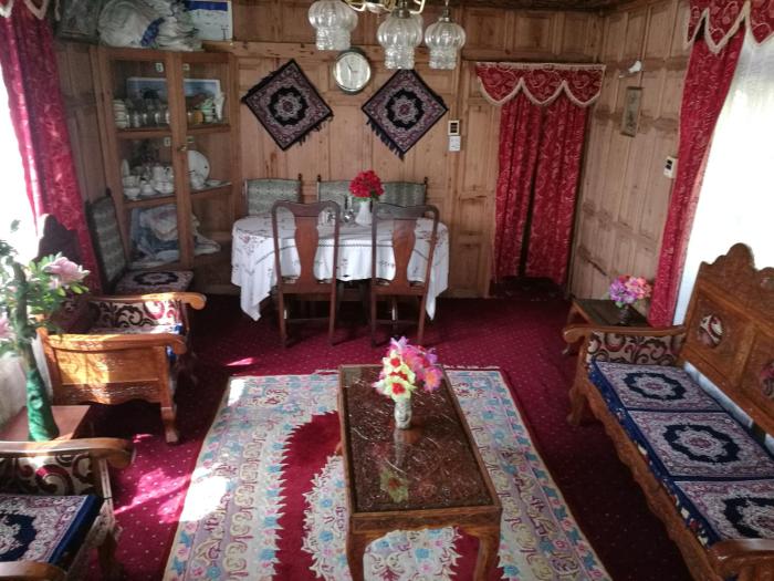 house boat hardy palace