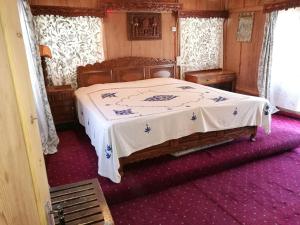 house boat hardy palace