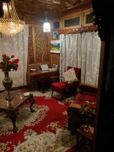 house boat hardy palace