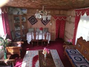 house boat hardy palace