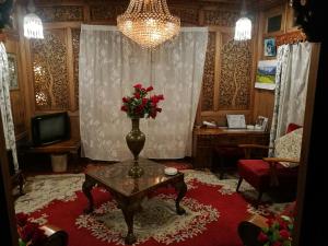 house boat hardy palace