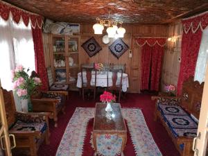 house boat hardy palace