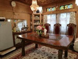 house boat hardy palace