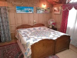 house boat hardy palace