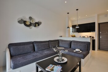 penthouse and apartments by the sea near airport