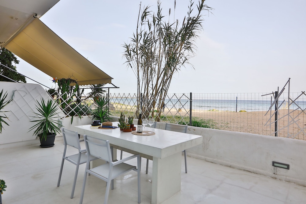 penthouse and apartments by the sea near airport