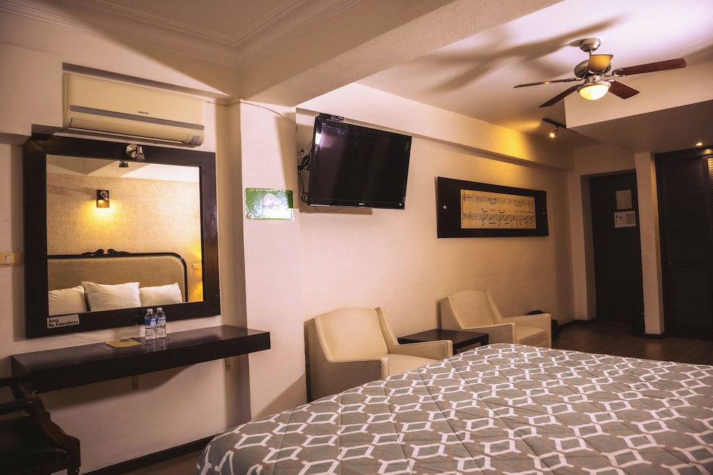 hotel clara luna