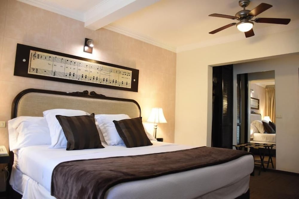 hotel clara luna