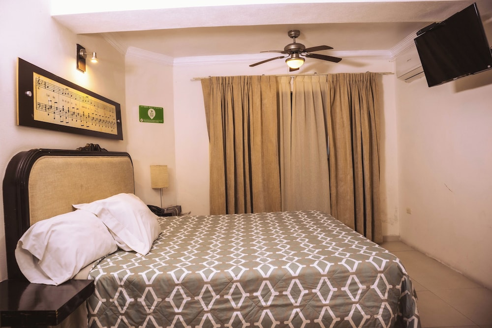 hotel clara luna