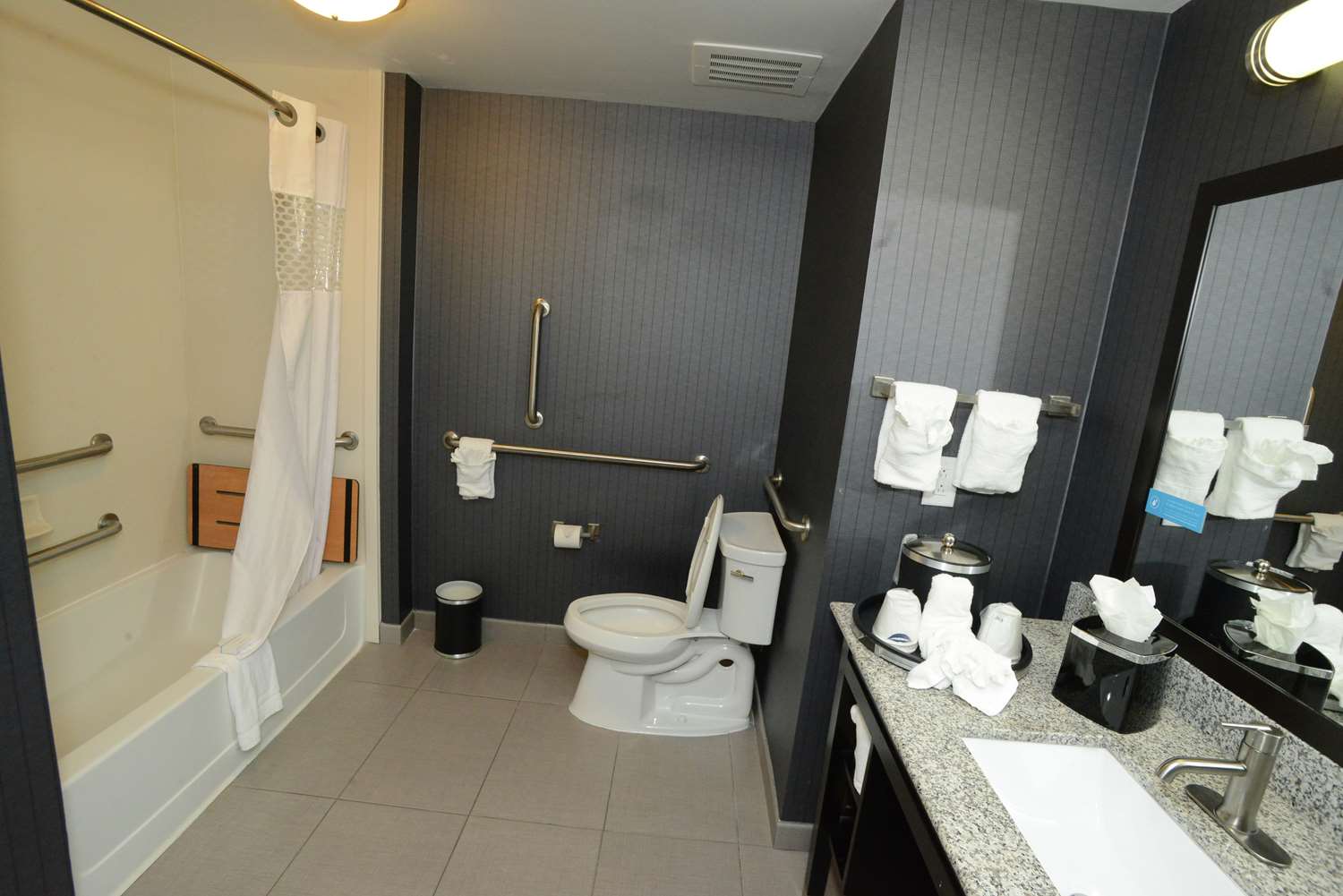 hampton inn and suites albany at albany mall