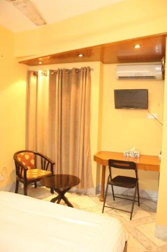 maple crest service apartment