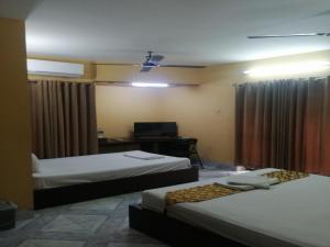 maple crest service apartment