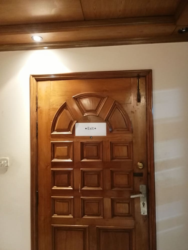 maple crest service apartment