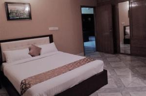 maple crest service apartment