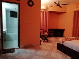 maple crest service apartment