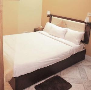 maple crest service apartment