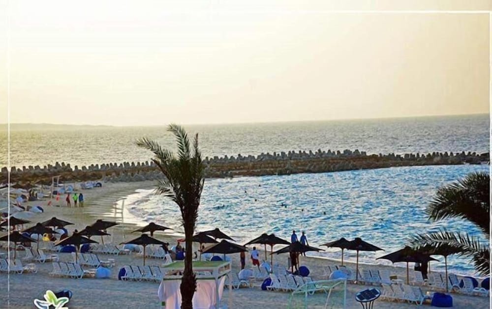 marseilia beach 4 families only