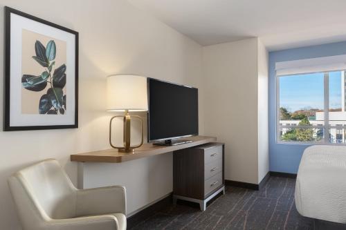 holiday inn and suites detroit troy an ihg hotel