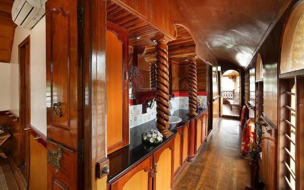 rudra houseboats